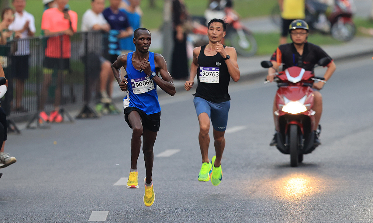 Đường chạy 42 km Viettel Marathon chặng Việt Nam 'nóng' với kỷ lục gia mới xuất hiện