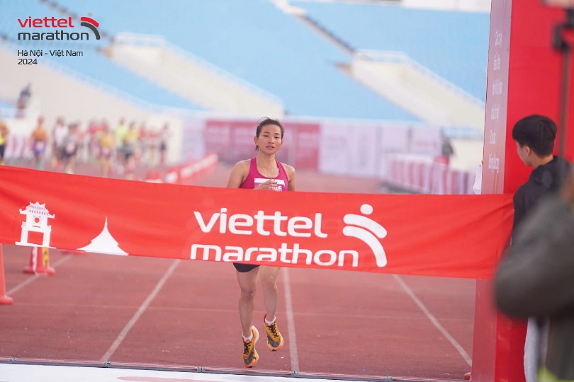 Nguyễn Thị Oanh và Hoàng Nguyên Thanh lên ngôi ở giải Viettel Marathon 2024 chặng Việt Nam