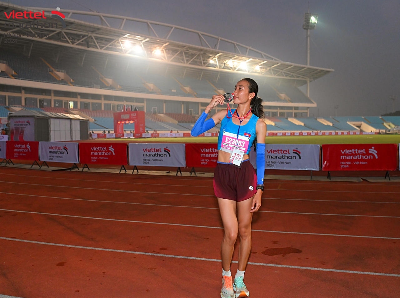 'Bông hồng' Kan Sreyroth cùng dàn VĐV elite chủ nhà 'oanh tạc' đường chạy Viettel Marathon chặng Angkor Wat