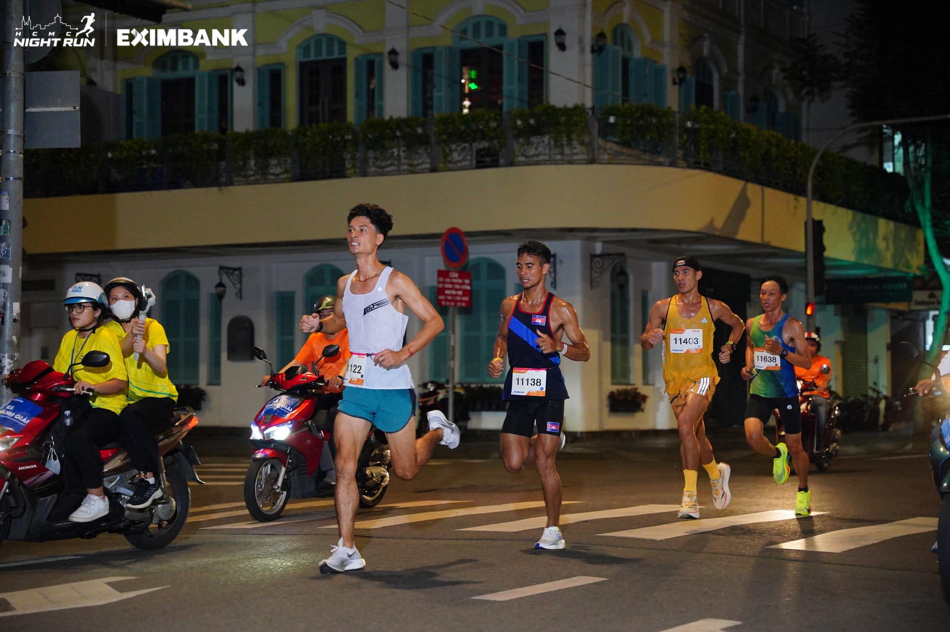 'Nam thần' đi bộ từ Pháp đến Campuchia và màn lên ngôi thuyết phục chặng Viettel Marathon Angkor Wat